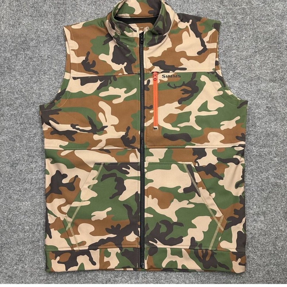 Simms Rogue Fishing Full Zip Vest Men’s Large L Softshell Woodland Camo NWOT
